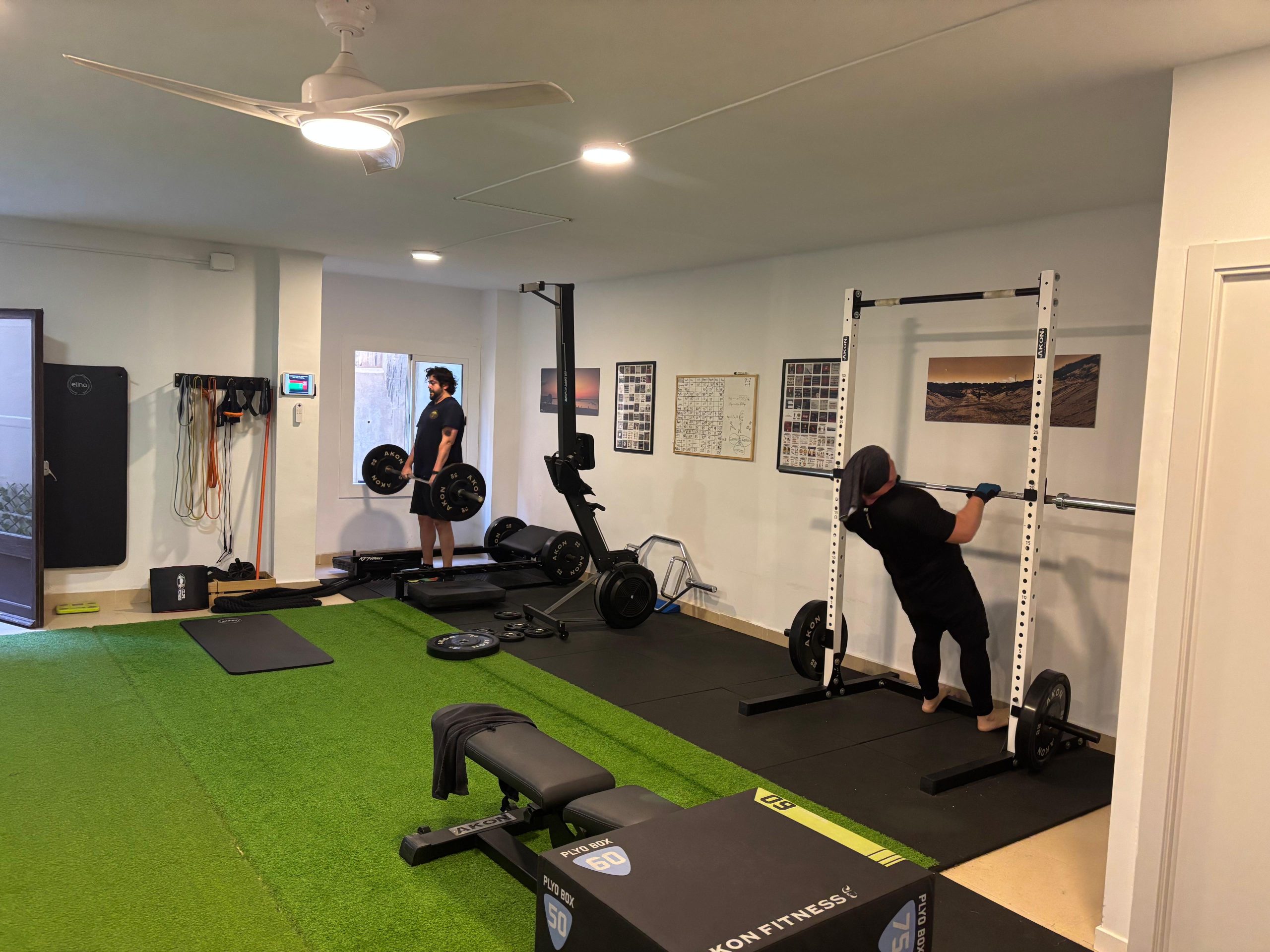 Personas entrenando en el gimnasio